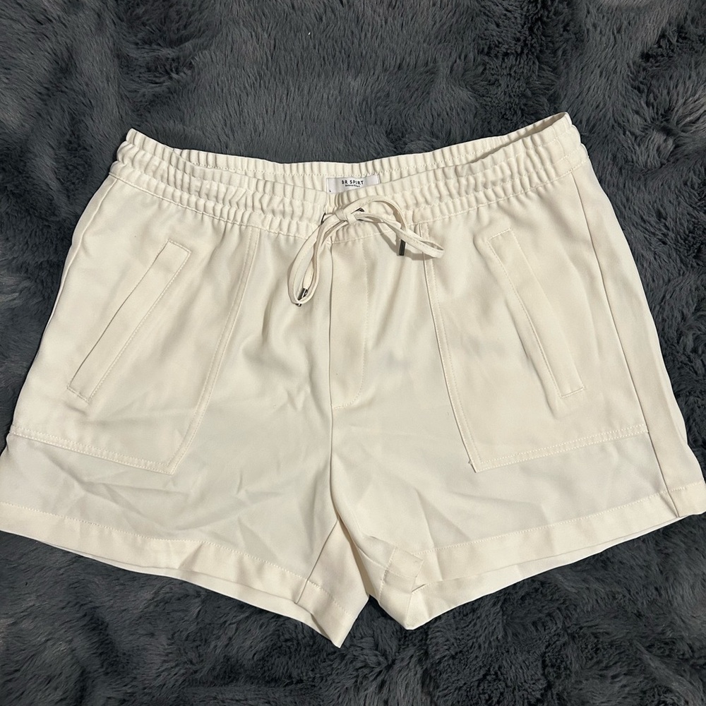 Women’s Banana Republic Sport Shorts in the color cream in a size Large
